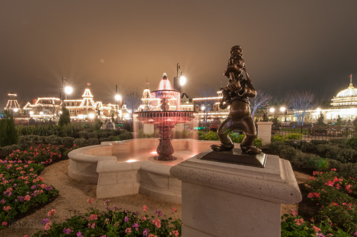 Magic Kingdom Hub Fountain Goofy
