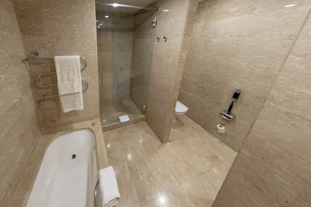 Eurostars Grand Marina Junior Suite Bathroom