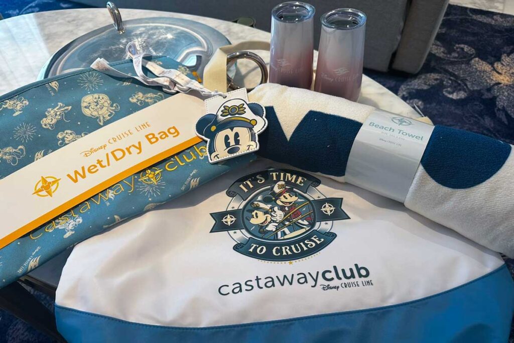 DCL25 Castaway Club Pearl Gifts Lanyards
