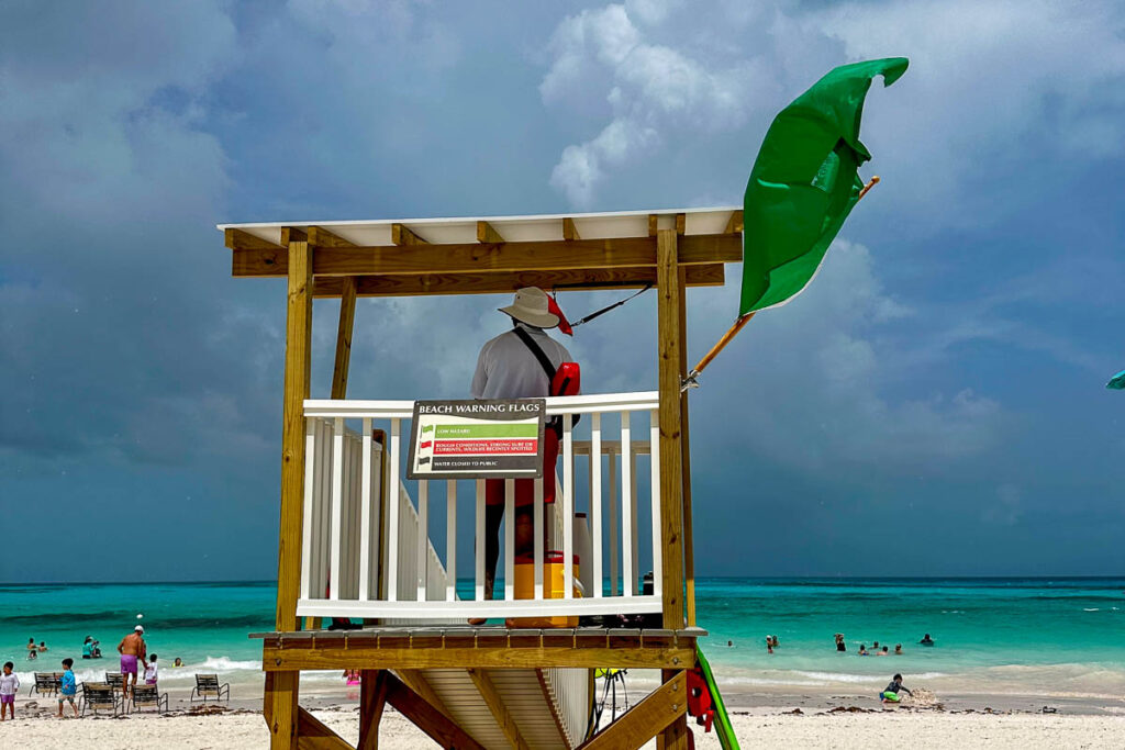 Lookout Cay Beach Warning Flags Green